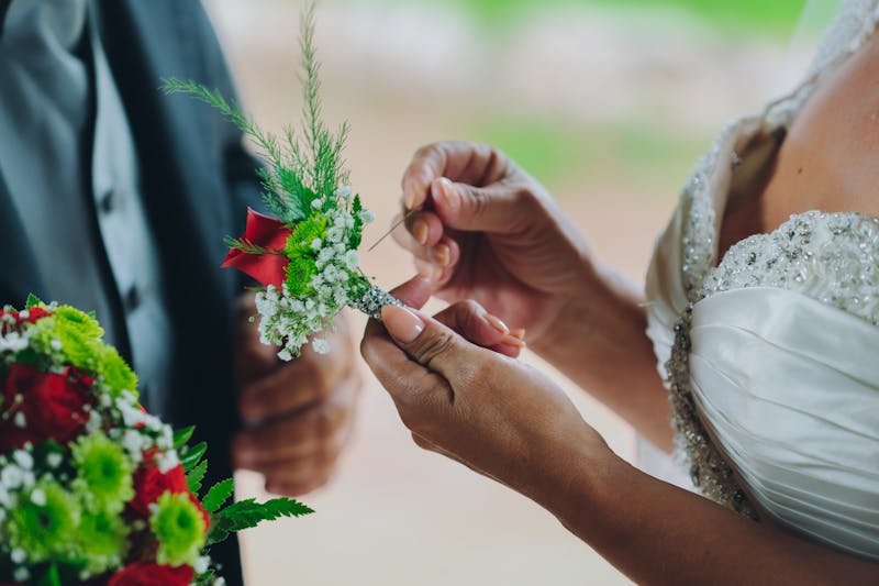 Boutonnière et accessoires floraux de mariage